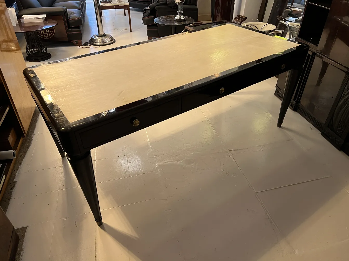 Scrivania antica di Nordiska Kompaniet con superficie chiara e gambe eleganti.