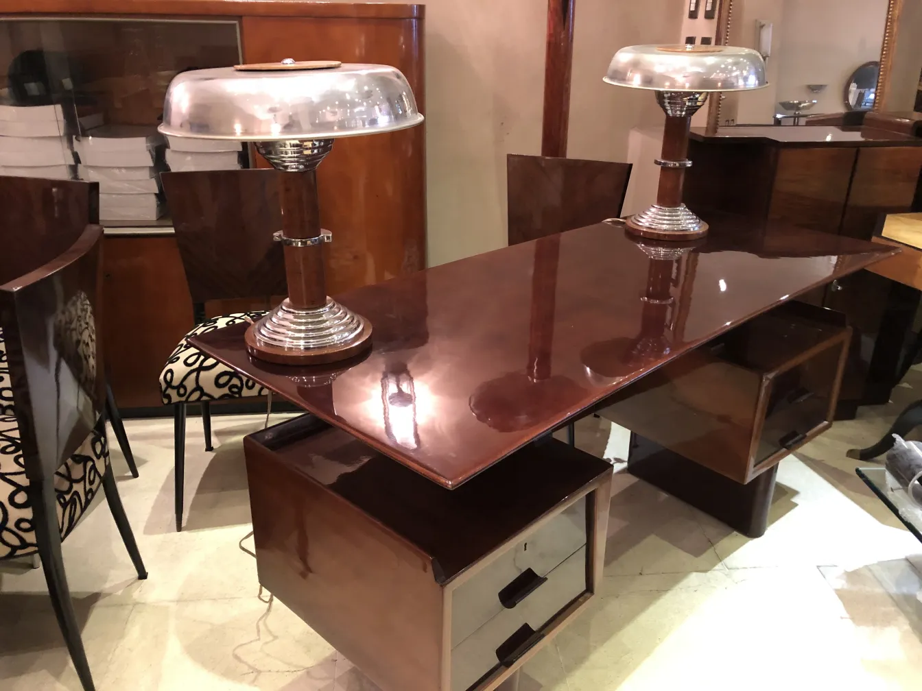 고대 책상과 테이블 램프가 있는 우아한 환경