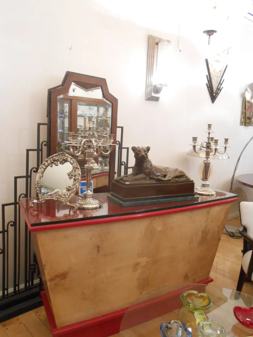 antike Skulptur einer Katze in klassischer Umgebung