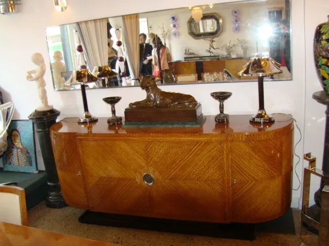 escultura antiga em um móvel com lâmpadas