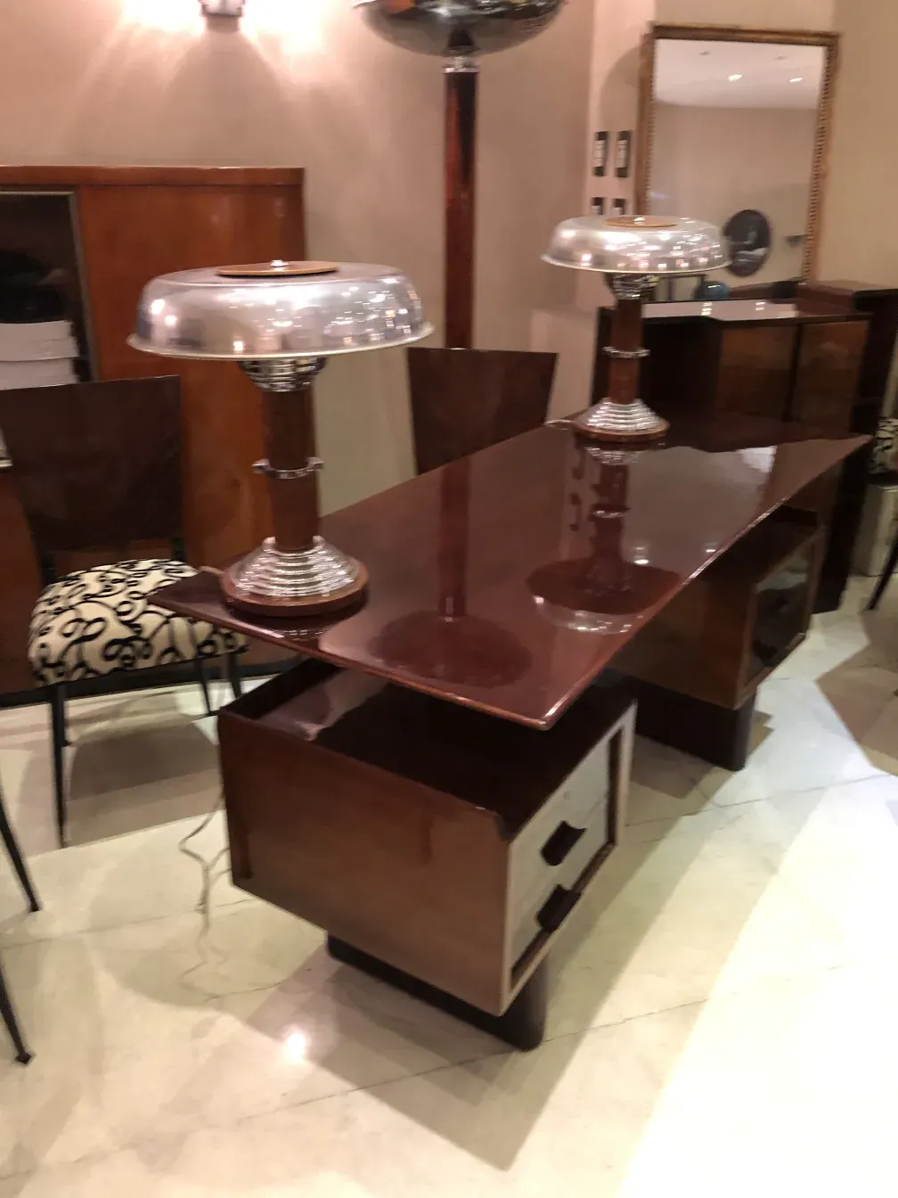 Escritorio antiguo con lámparas y ambiente acogedor