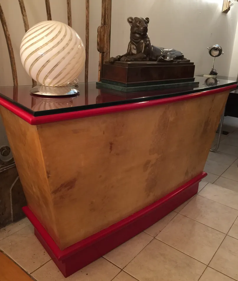 sculpture ancienne d'un lion sur une base