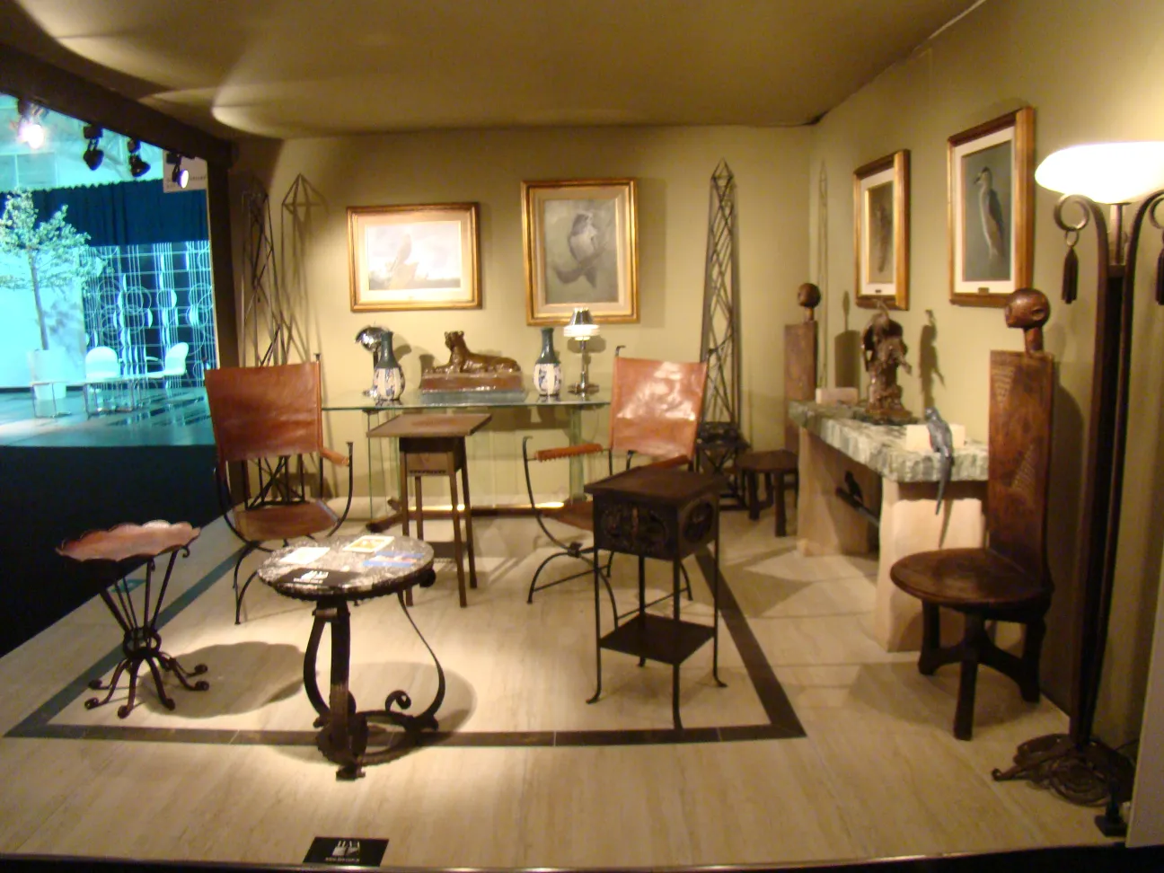 escultura antigua se muestra en un ambiente con muebles