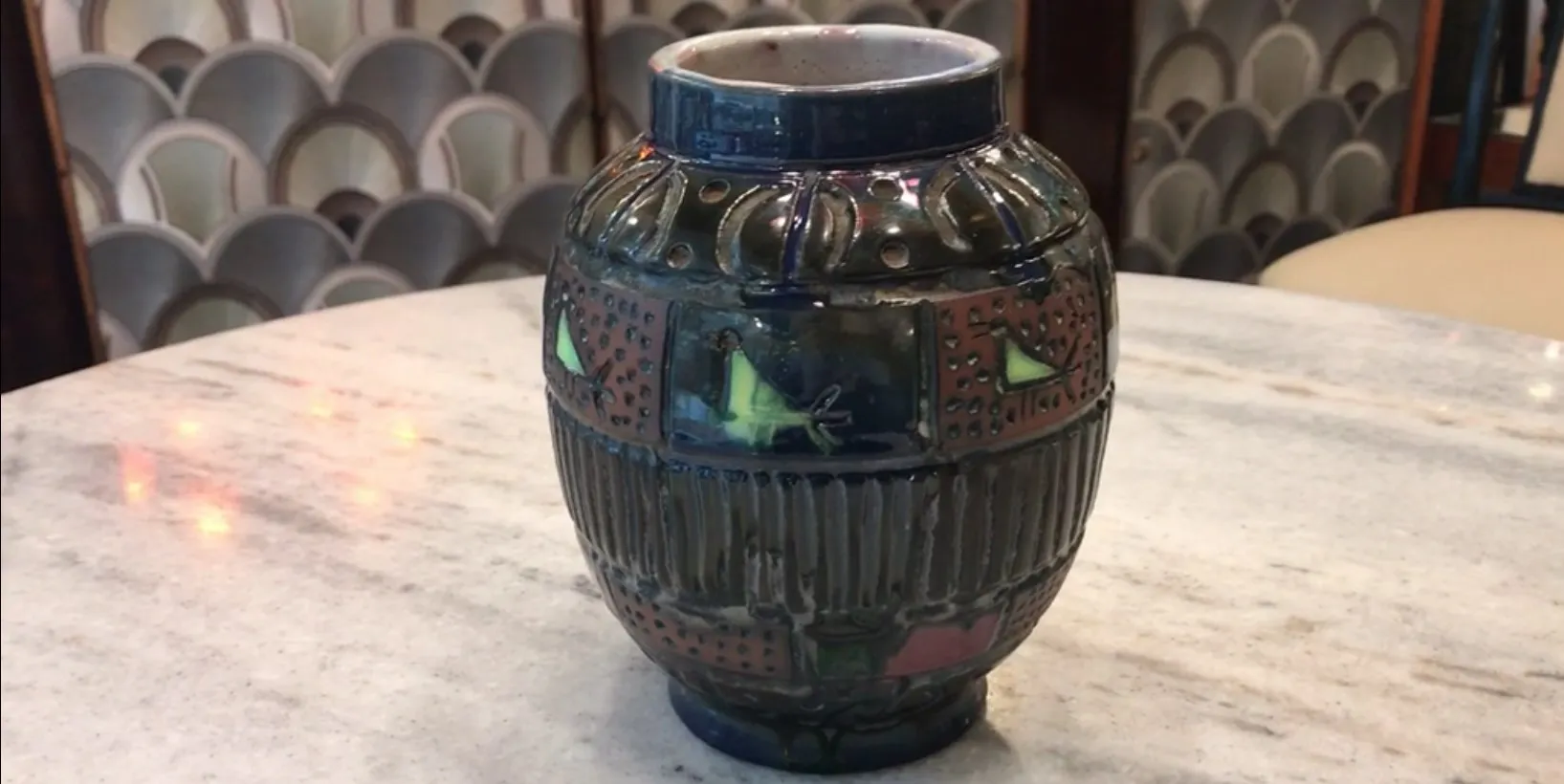 Vaso in ceramica antica encra con decorazioni colorate