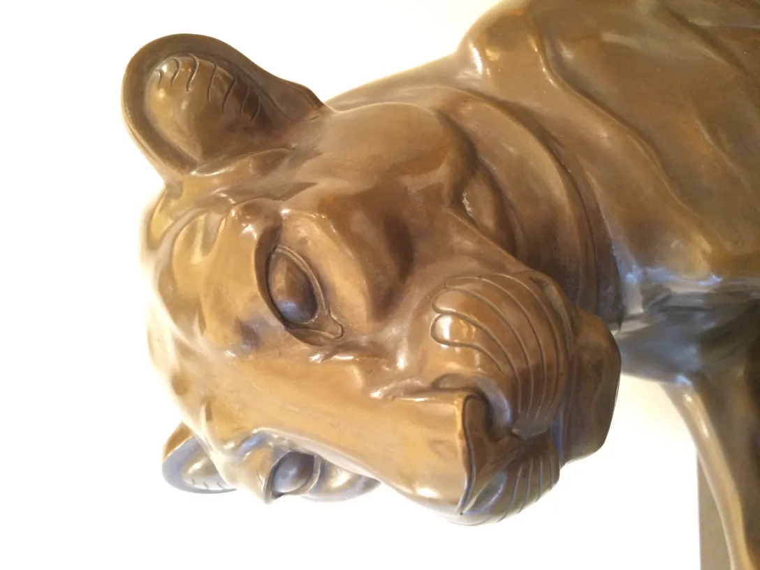 escultura antiga de um animal com detalhes finos e expressivos