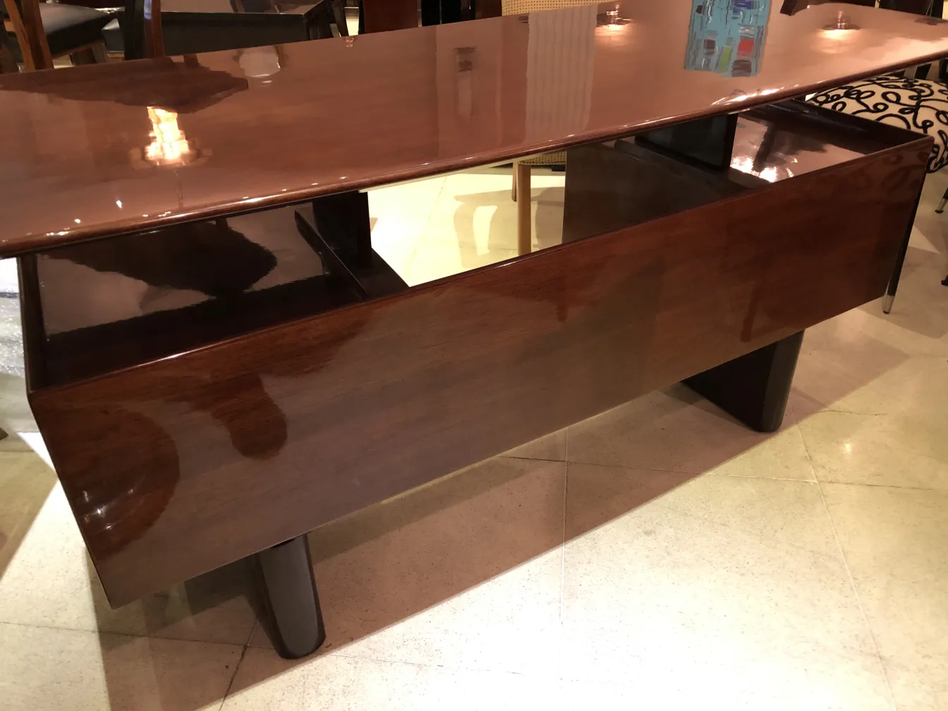 光沢のある仕上げのある古いデスクのビュー