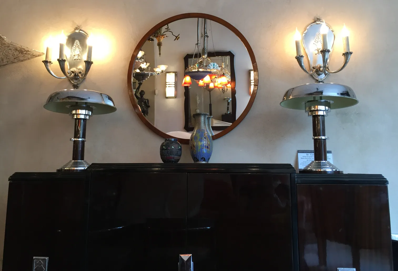 Antica ceramica decorativa in un ambiente elegante con lampade