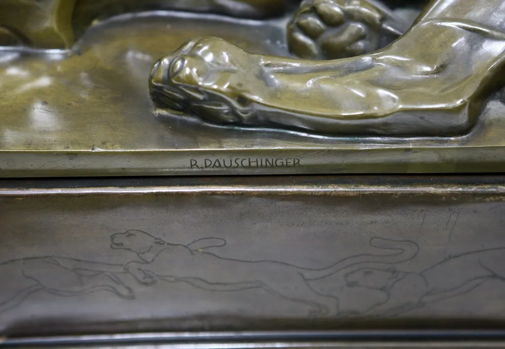 alte Skulptur, die Tiere in Bewegung zeigt, mit der Unterzeichnung R. Dauschinger