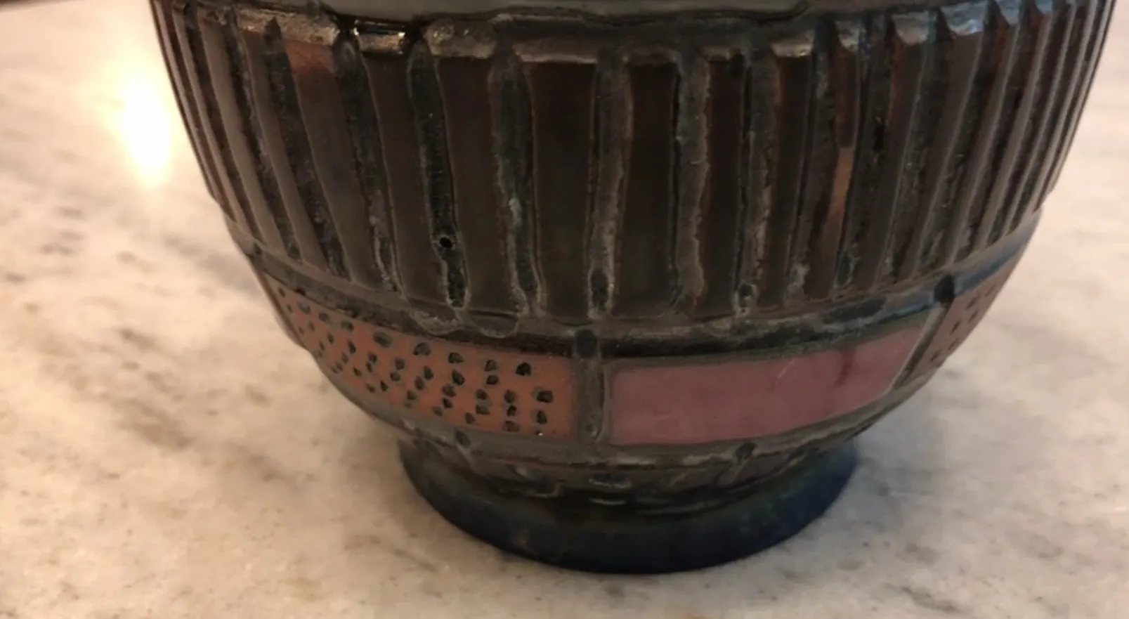 Dettaglio di una ceramica antica con decorazione colorata