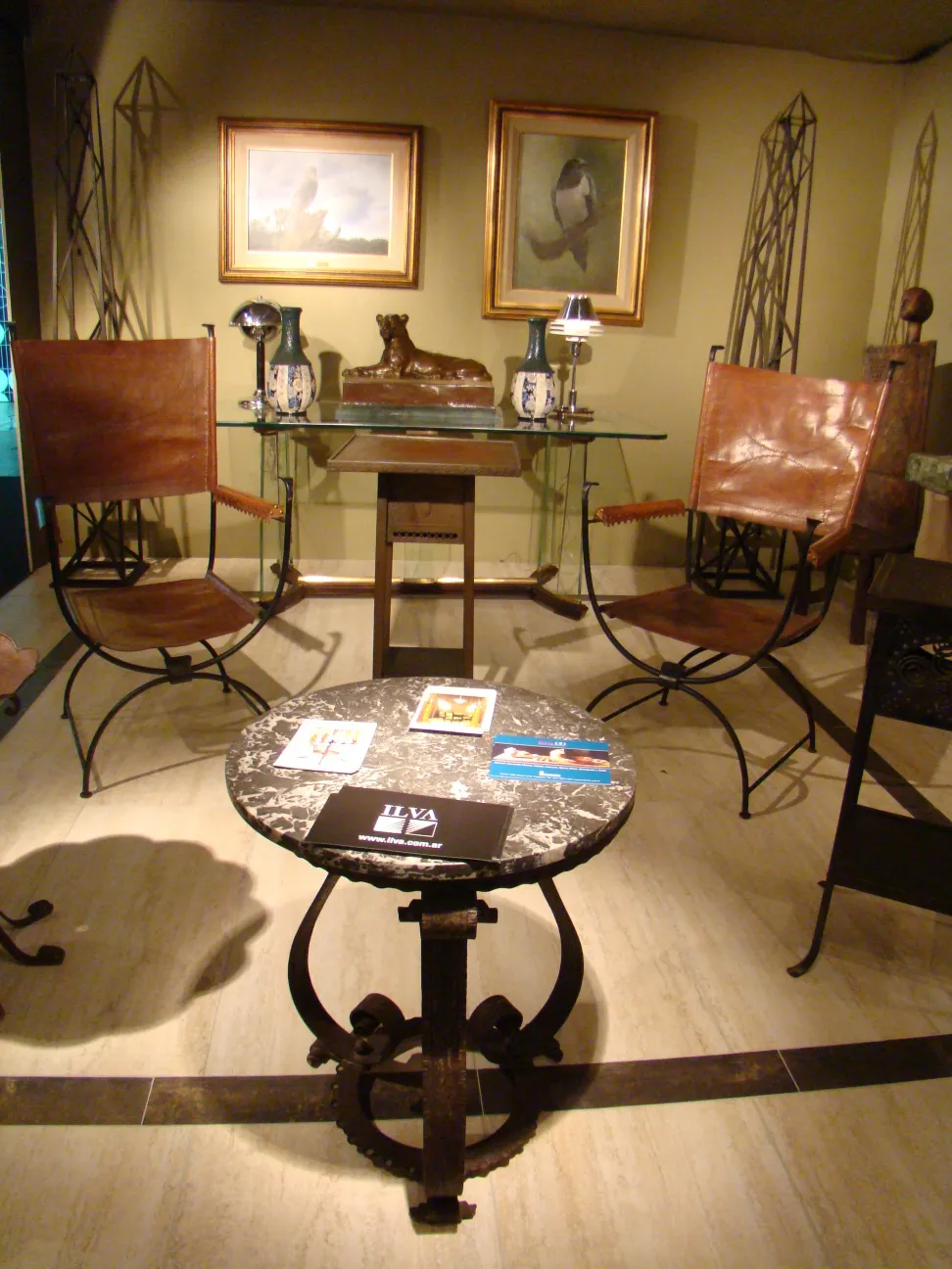 декоративная античная скульптура в комнате