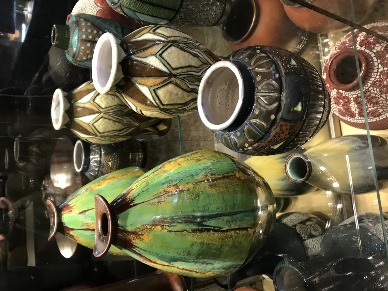 Conjunto de jarrones de cerámica antigua con colores variados y texturas.