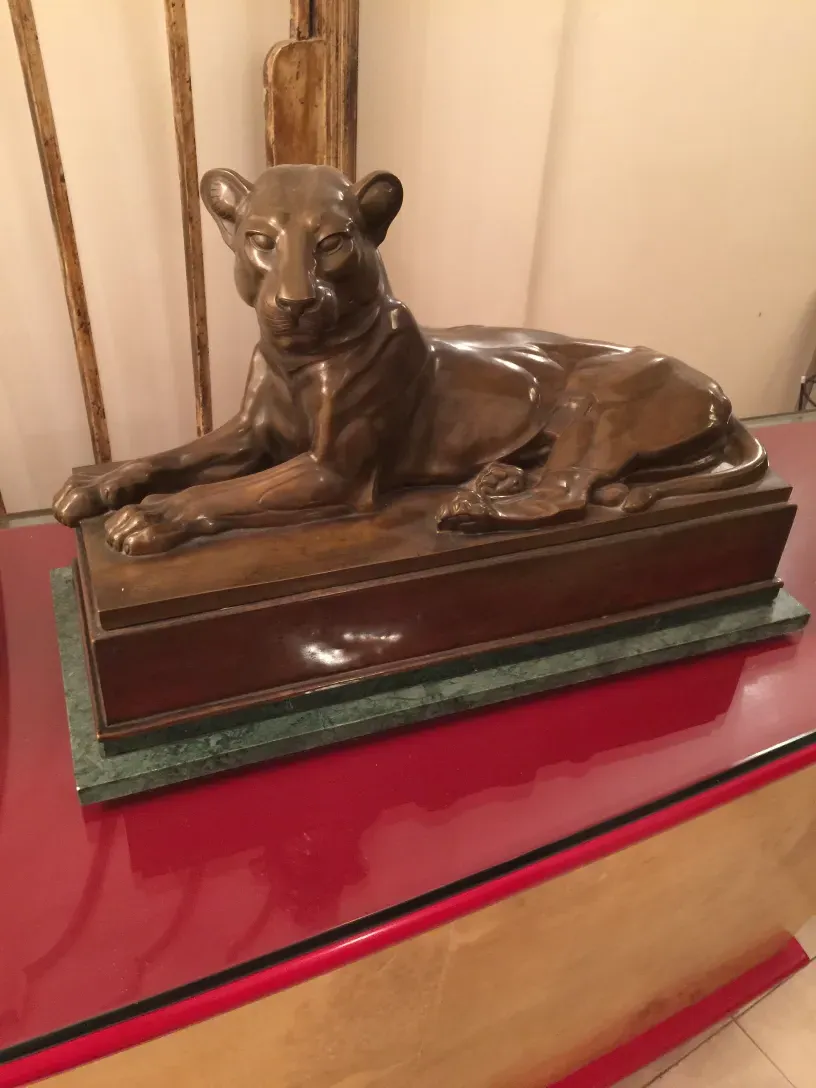 alte Skulptur eines ruhenden Löwen mit feinen Details