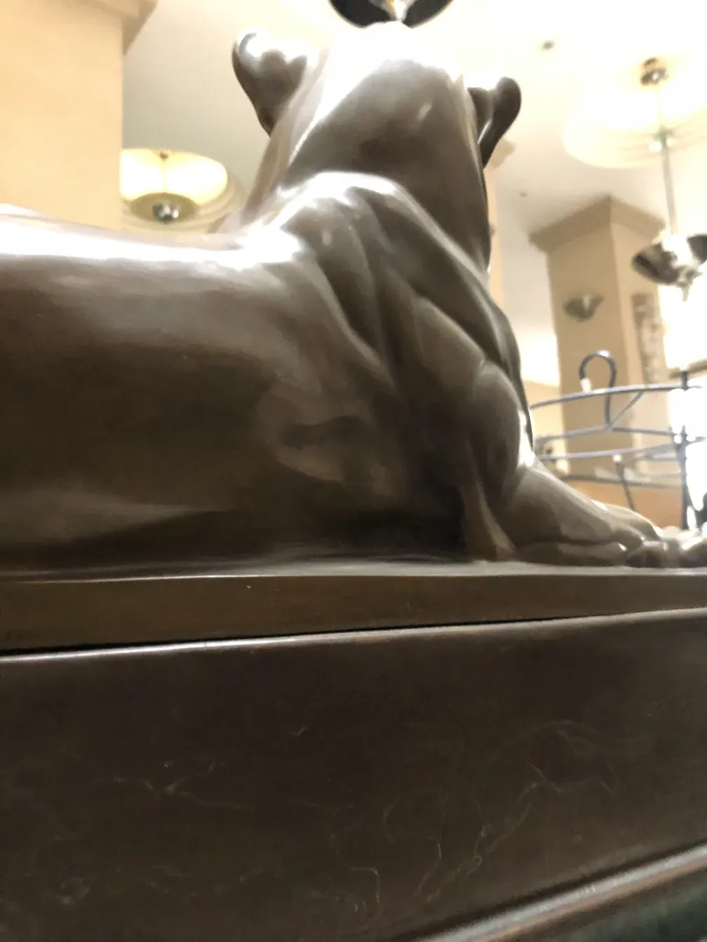 alte Skulptur eines ruhenden Hundes, von Rudolf Pauschinger