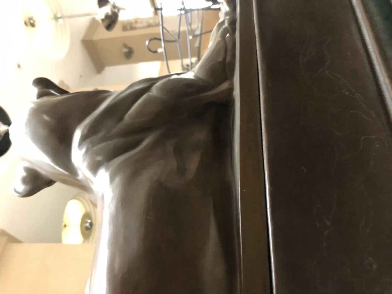 escultura antiga com detalhes intrincados e formas suaves