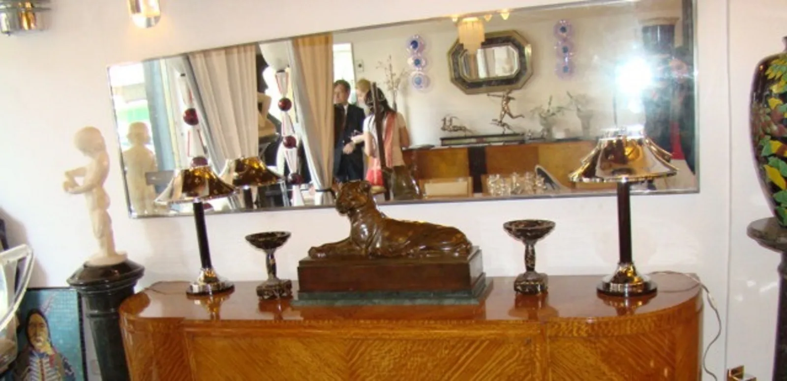 प्राचीन मूर्ति जिसमें सजावटी विवरण और एक लेटा हुआ शेर है