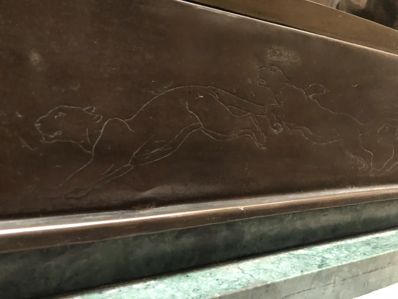 escultura antiga representando animais em movimento, detalhes intrincados