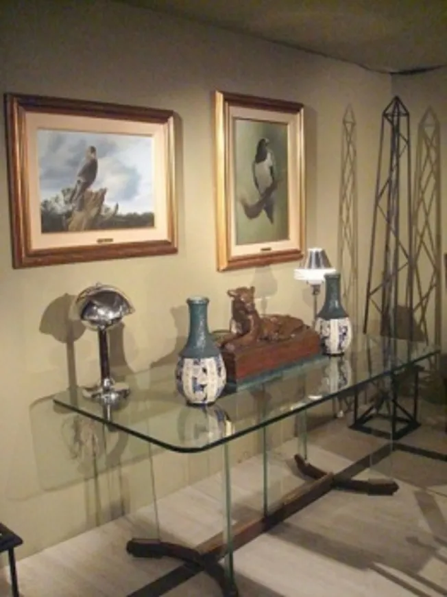 elegante scultura antica su un tavolo di vetro con decorazioni