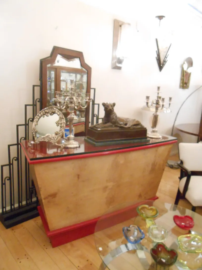 Scultura antica decorativa in un ambiente elegante con candelabri