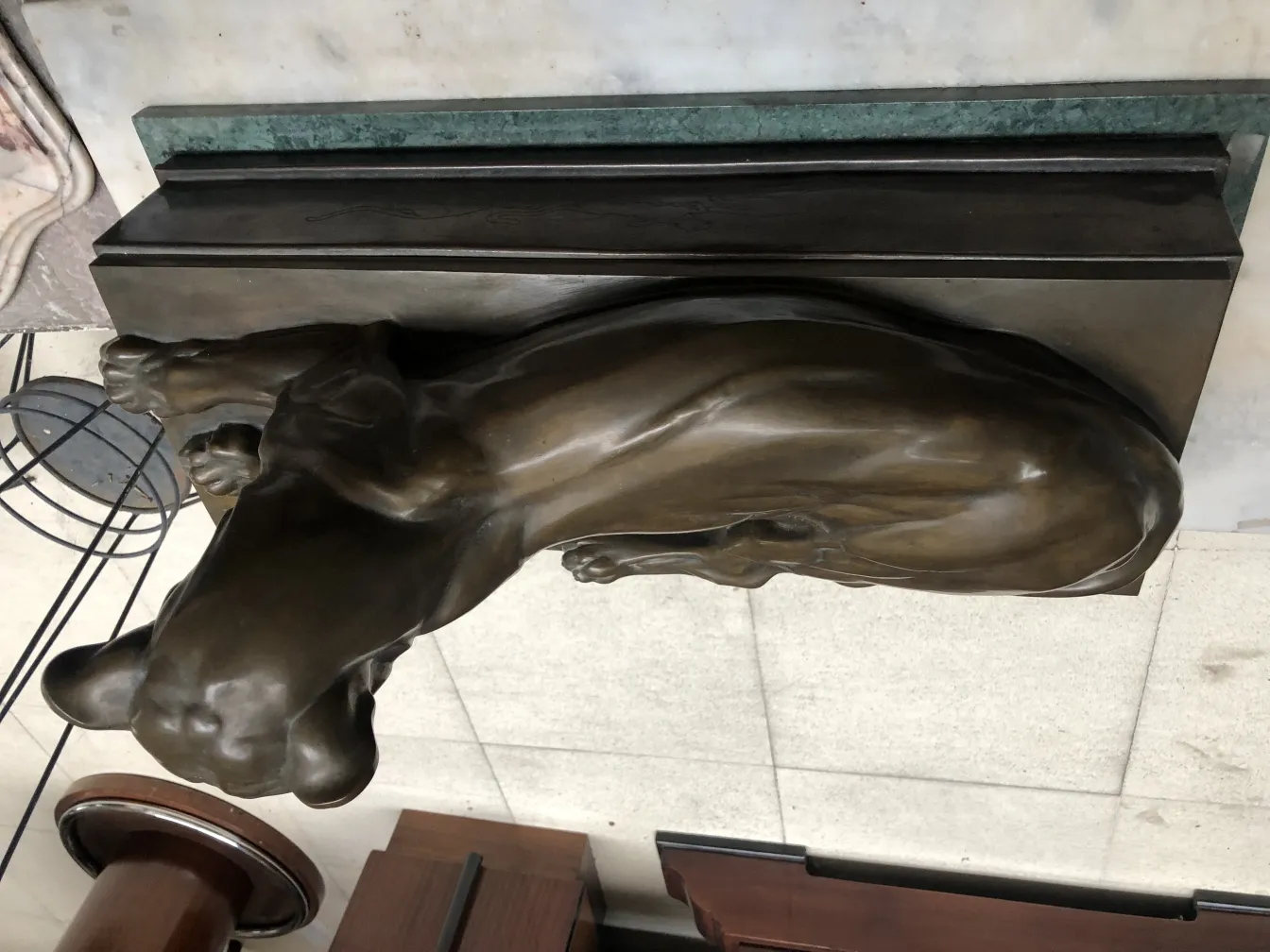 sculpture ancienne avec forme unique et détails doux