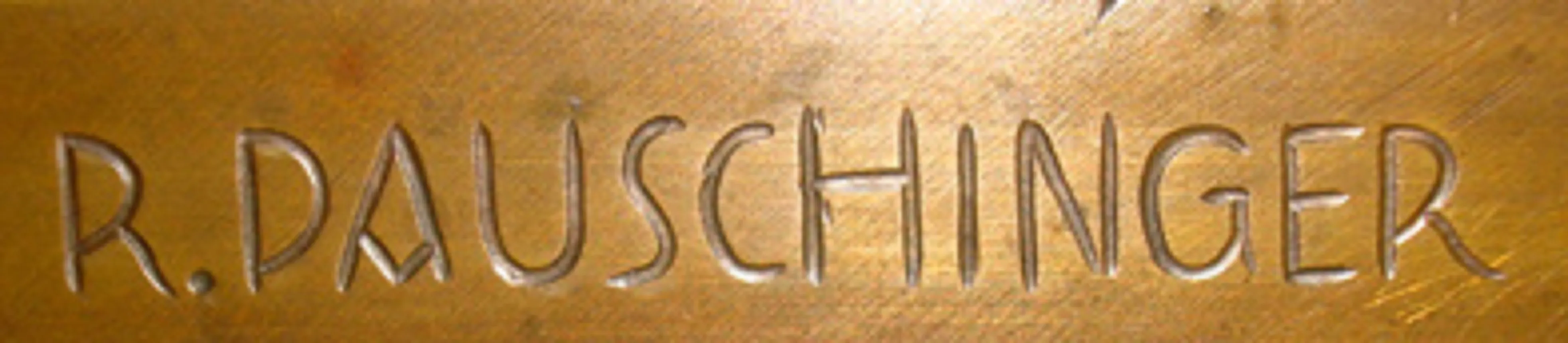 Antike Skulptur des Künstlers R. Pauschinger mit sichtbarer Signatur.