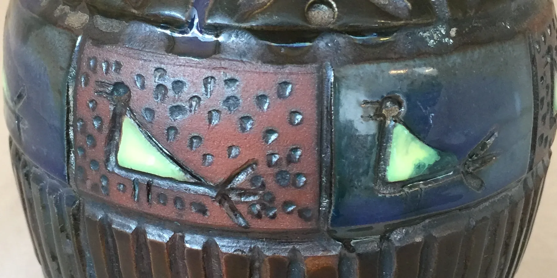 cerâmica antiga com detalhes decorativos e cores variadas