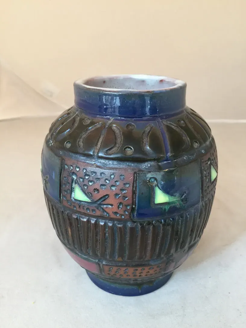 Vase en céramique ancienne avec des motifs colorés