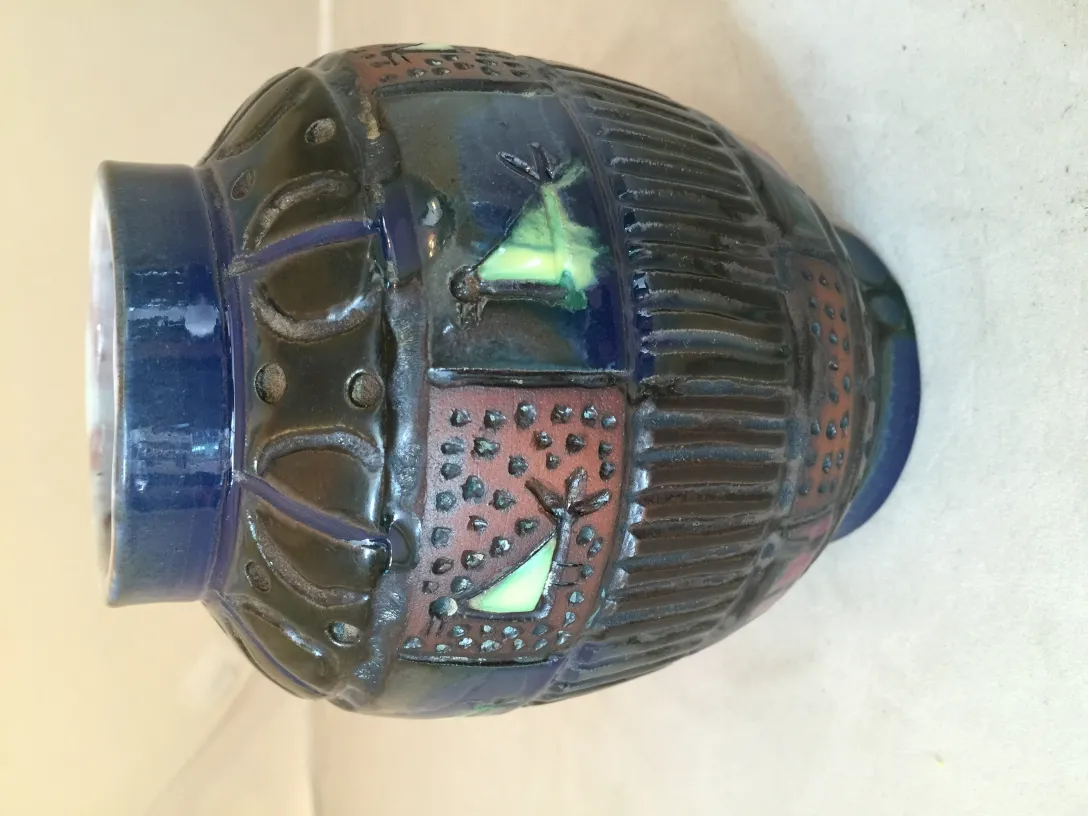 vase en céramique ancienne avec motif coloré