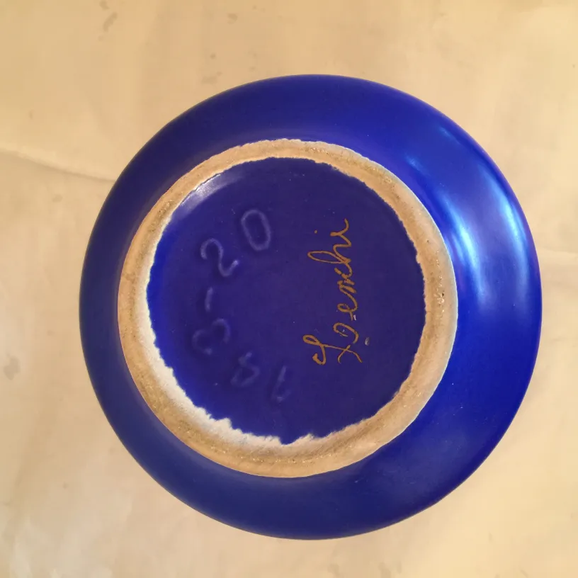 サイン付きの古い青い陶器の上面のビュー