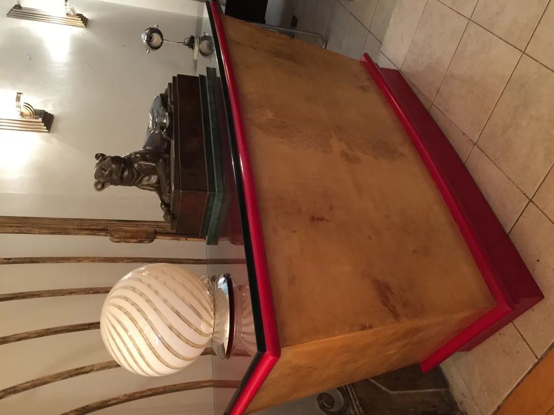 sculpture ancienne d'animaux exposée dans une vitrine