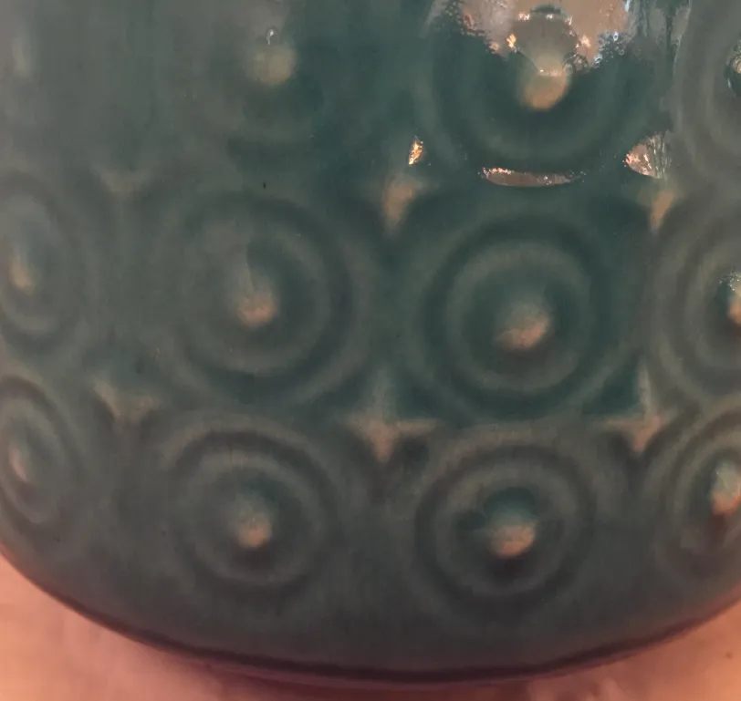 Ancienne céramique décorée de motifs circulaires en bleu