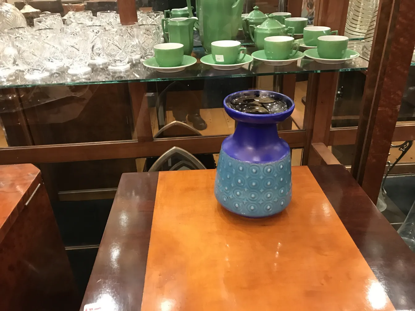 vase en céramique ancienne bleu et vert, avec des décorations sphériques