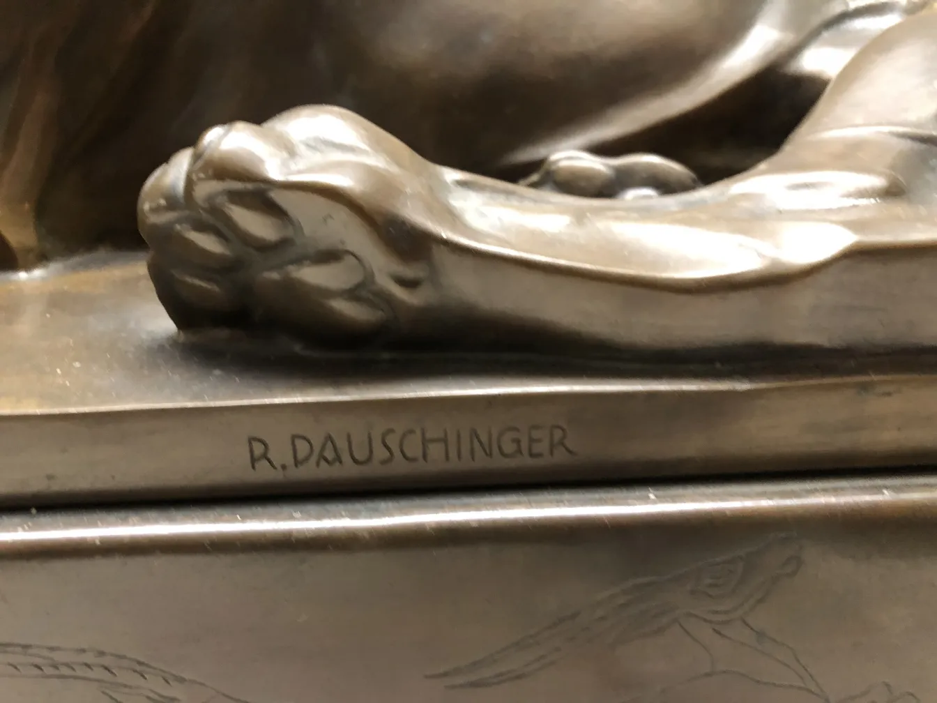 scultura antica con dettagli artistici visibili