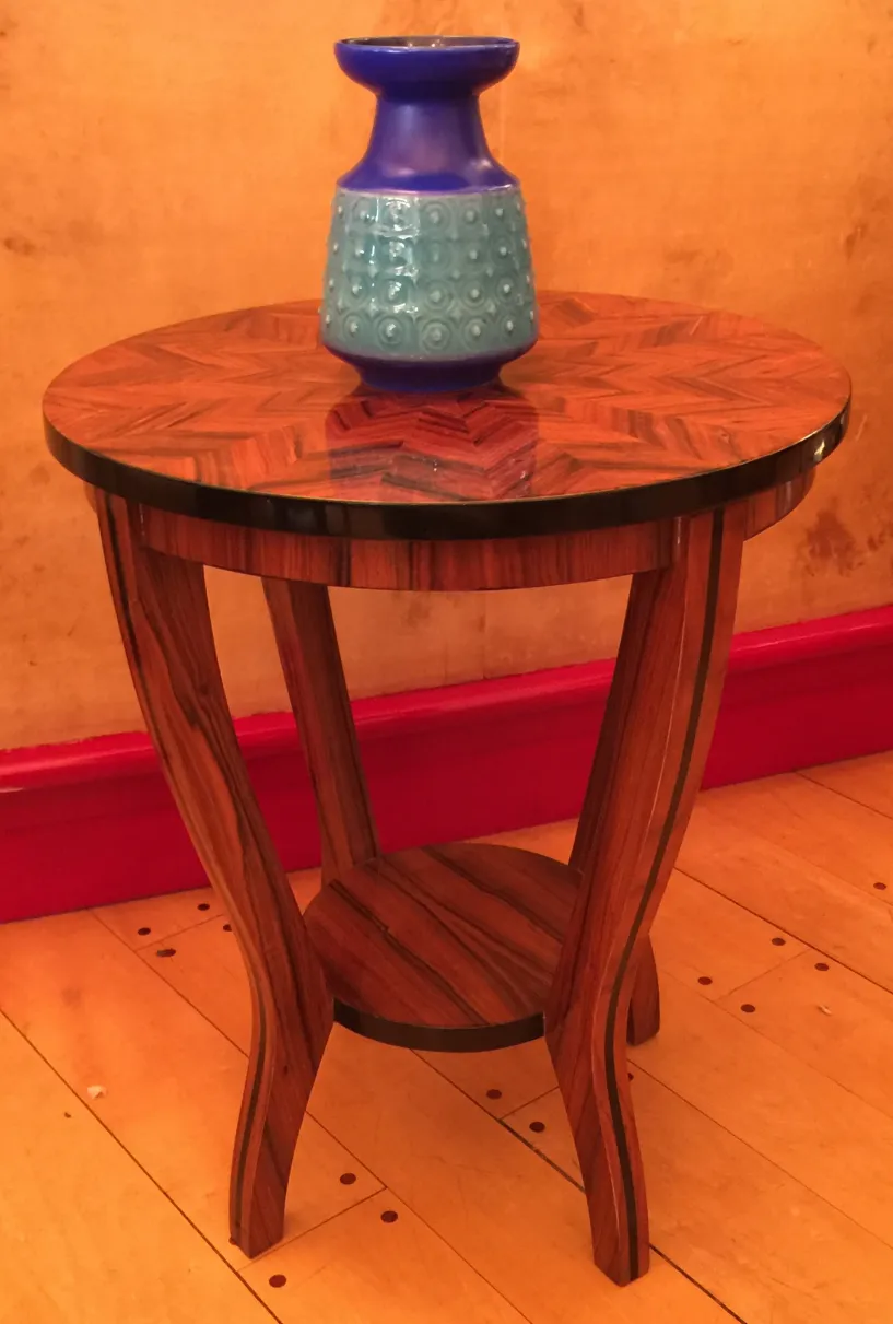 Céramique décorative ancienne sur table ronde en bois.