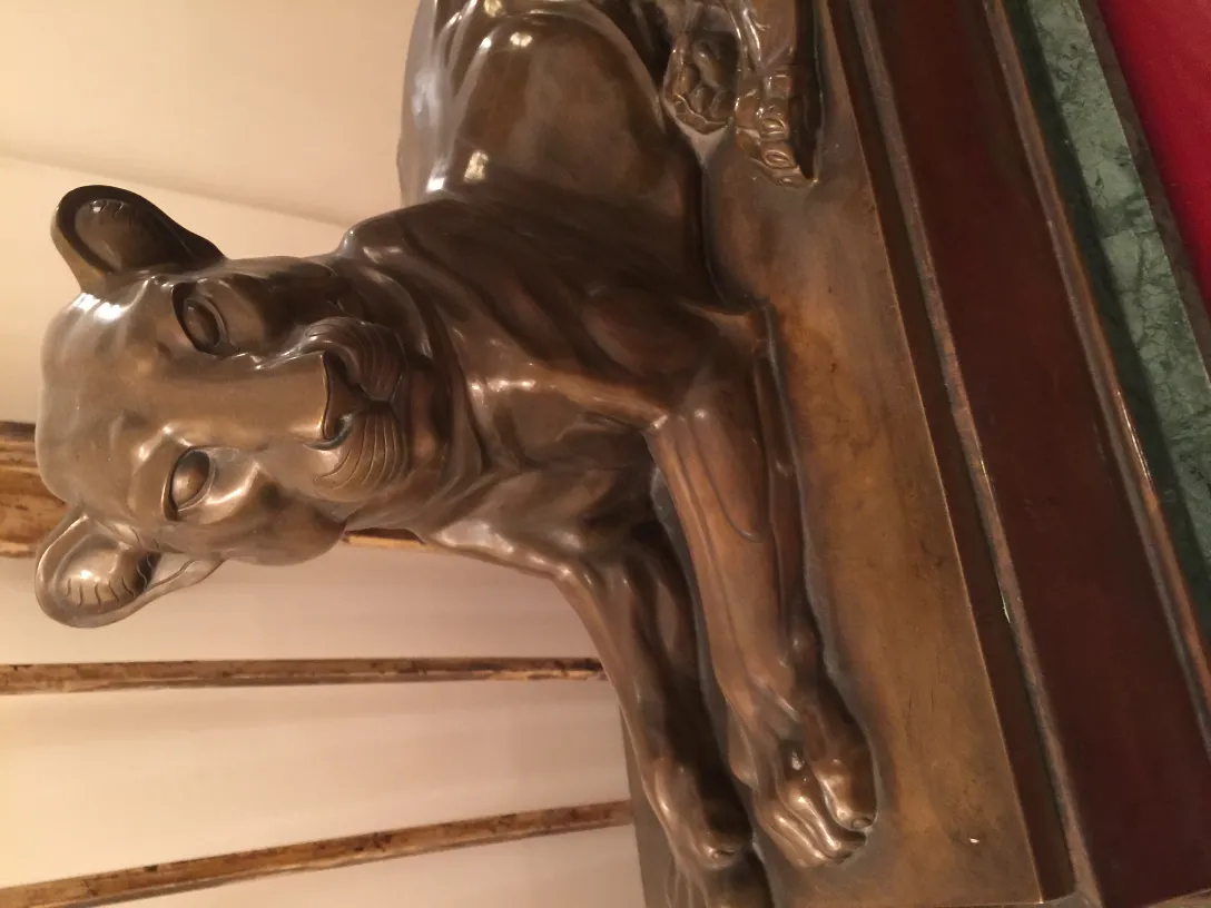 escultura de león sentado, detalles detallados, antigüedad