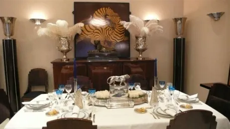 table décorée avec élégance d'antiquités et de sculptures