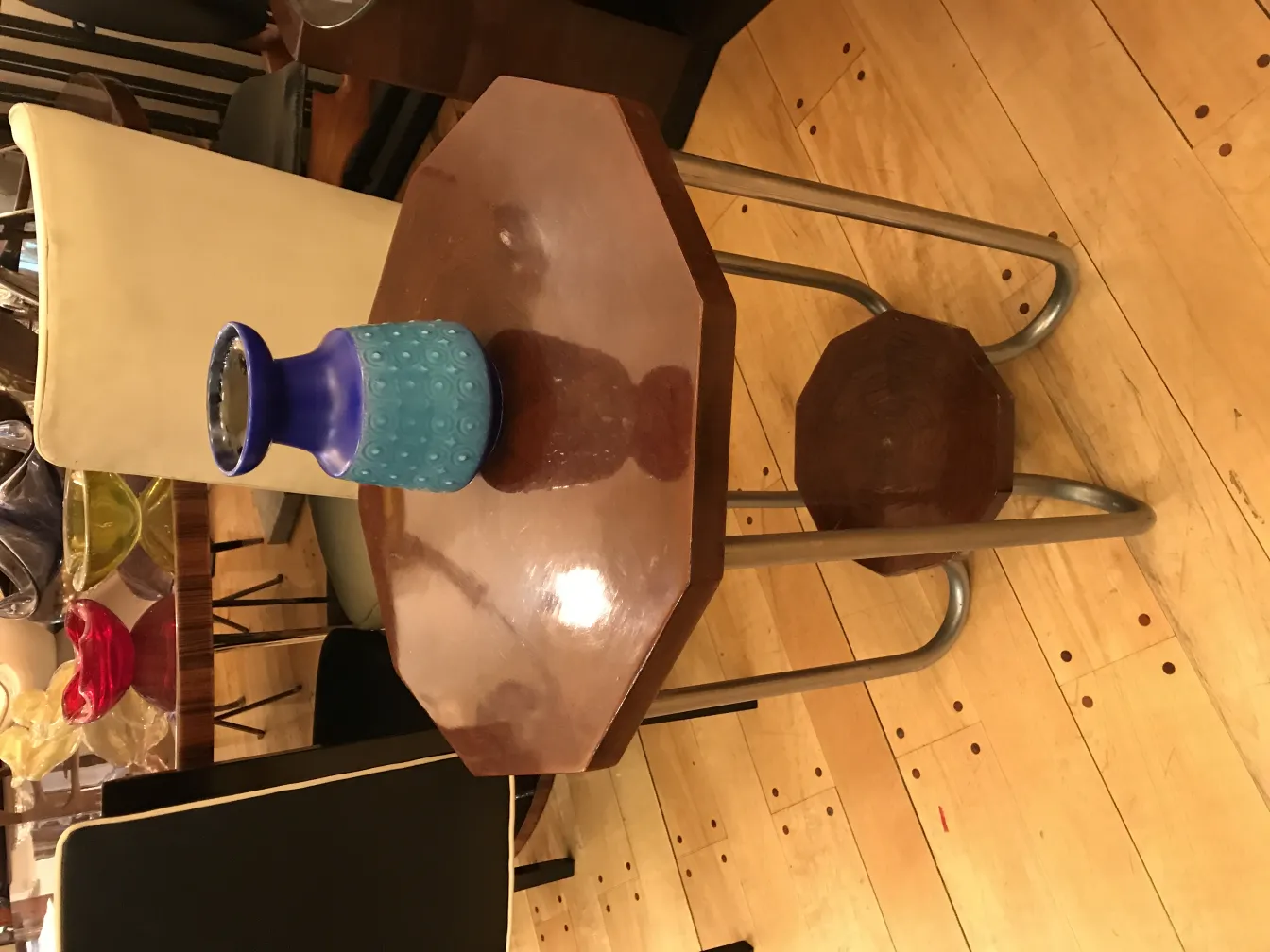 vase azul texturizado em mesa octogonal