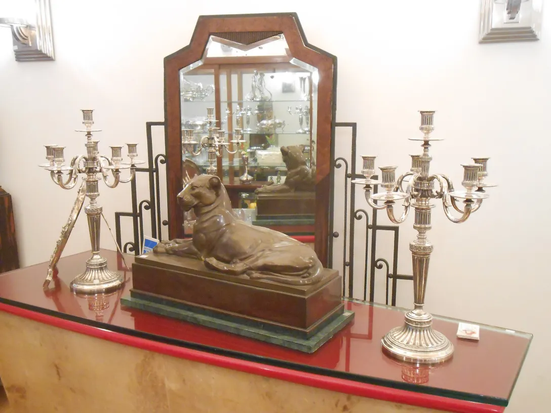 Reliefskulptur eines Hundes, antikes Dekorationsstück.