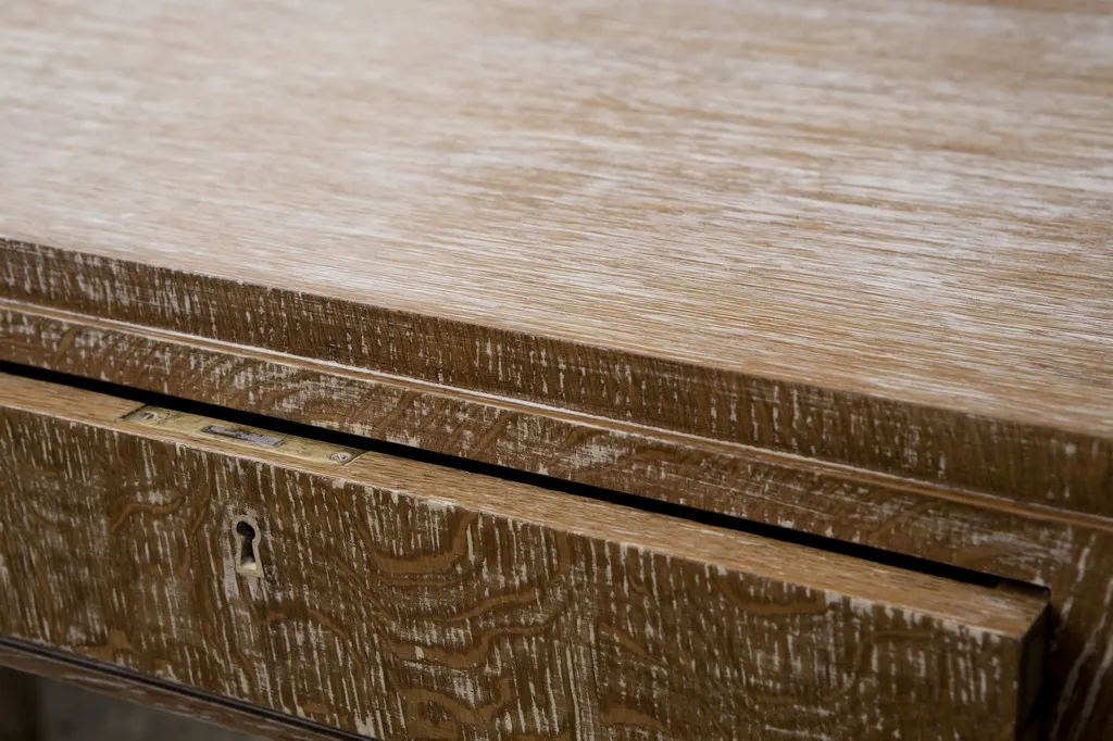 Detail eines antiken Schreibtisches mit einzigartiger Oberfläche und Schublade