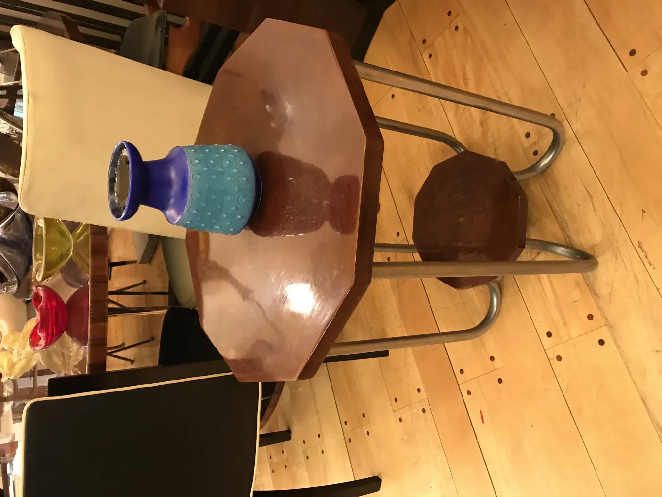 Florero antiguo de cerámica azul sobre mesa de madera