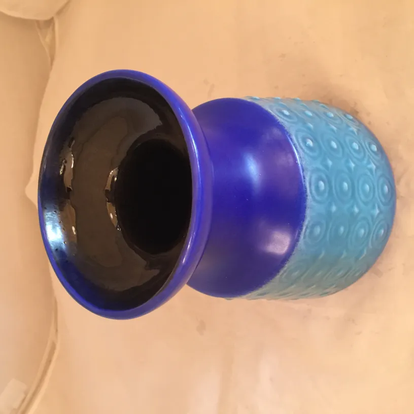 antike blaue Keramikvase mit erhabenen Details