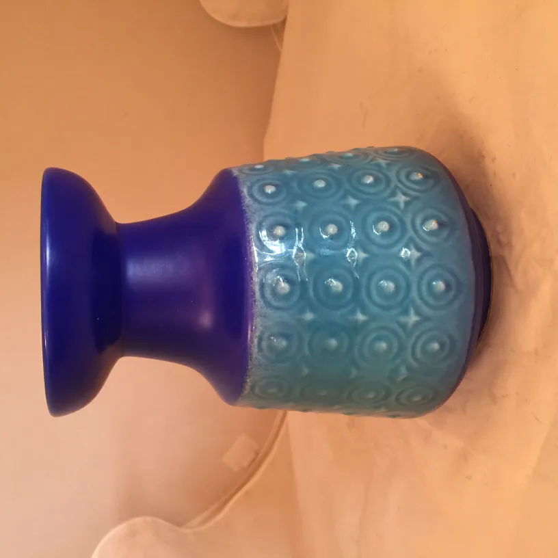 vase antigo de cerâmica azul com design texturizado em círculos