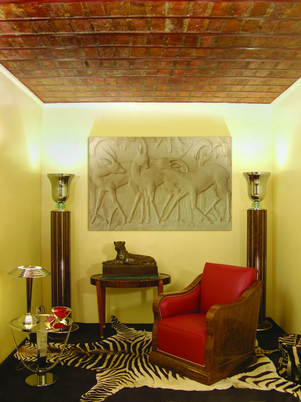 alte skulptur von tieren im relief an der wand