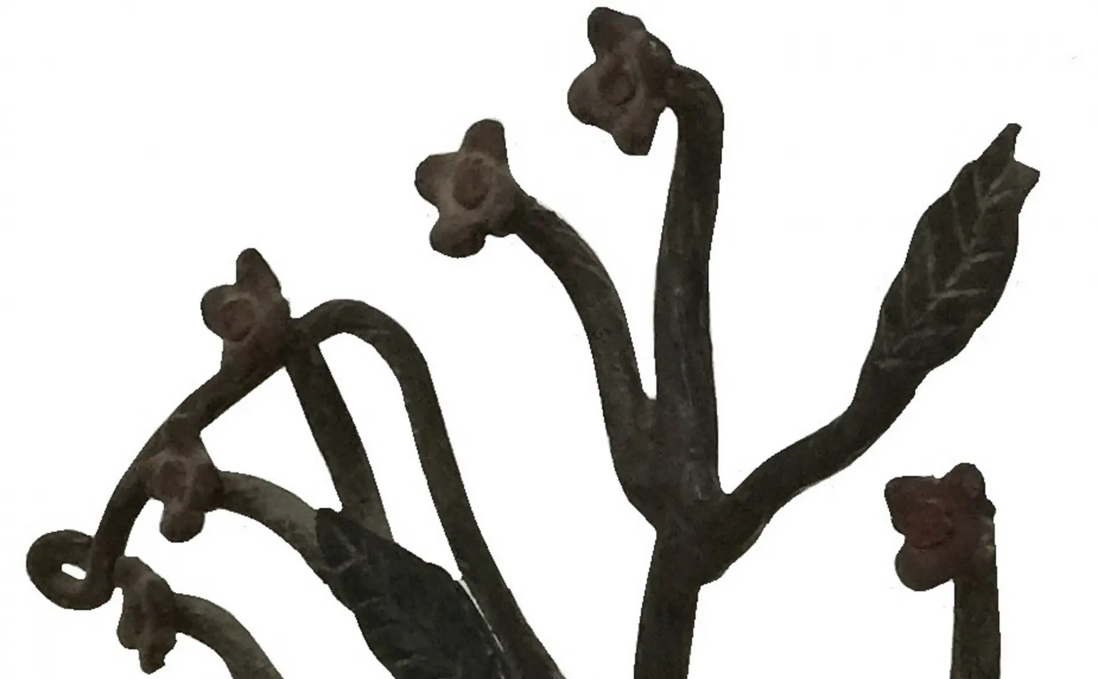 escultura antigua de formas orgánicas con hojas