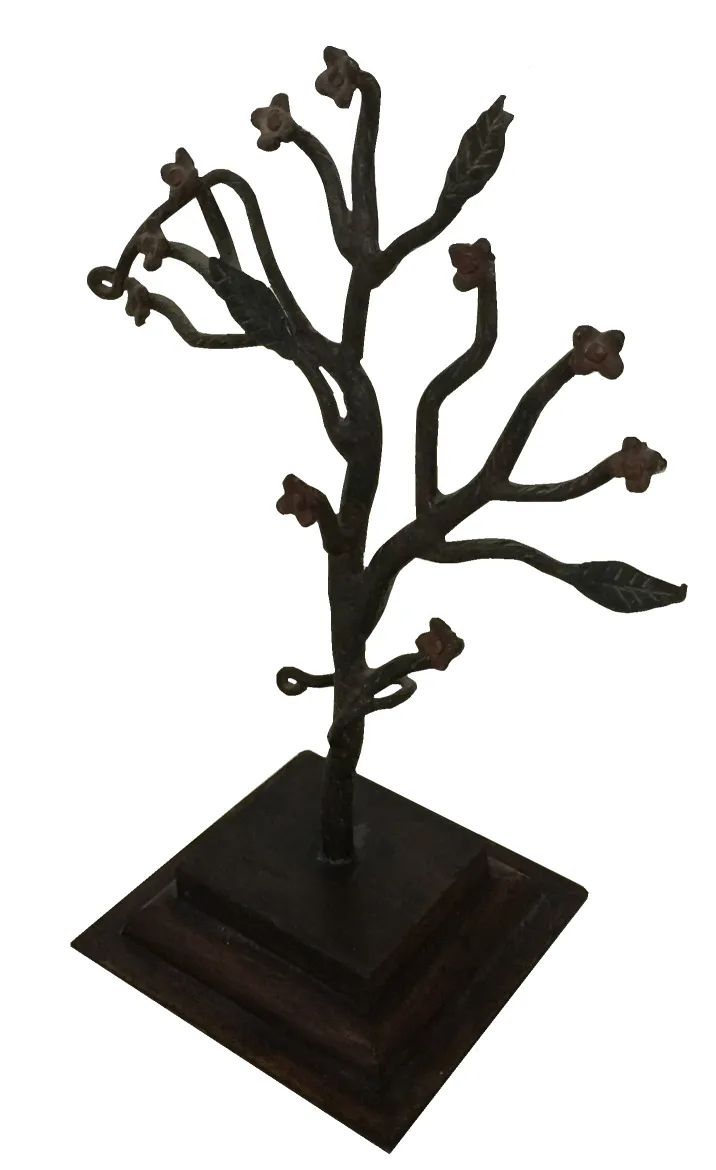 antica scultura di un albero con fiori, decorativa ed elegante