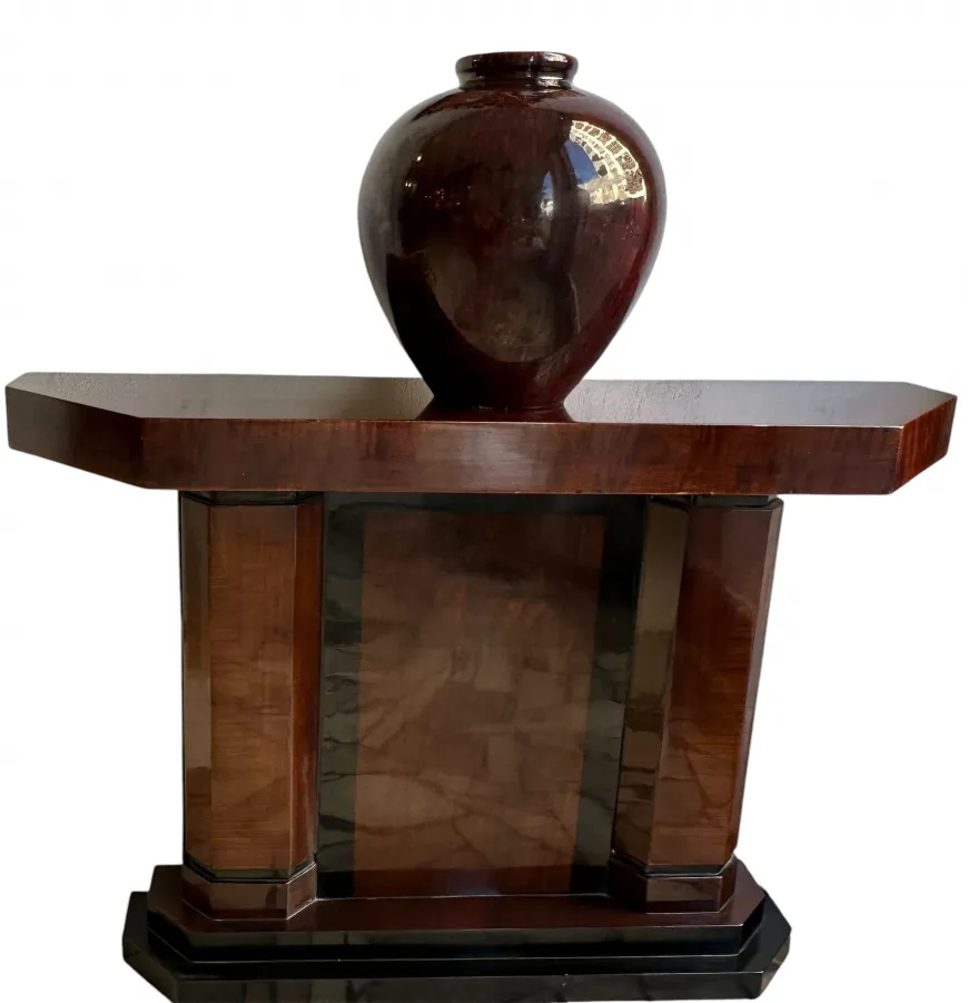 Cerâmica antiga decorativa sobre uma mesa elegante.