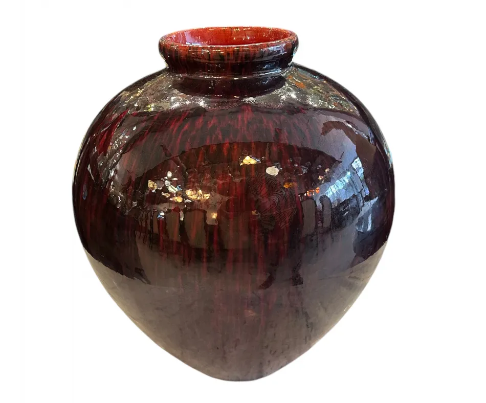 vase en céramique ancienne de boch frères keramis avec une forme ronde et brillante.