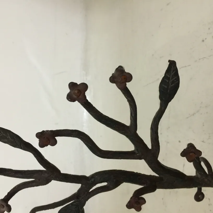 古老的雕塑，类似于有花和叶子的树枝。