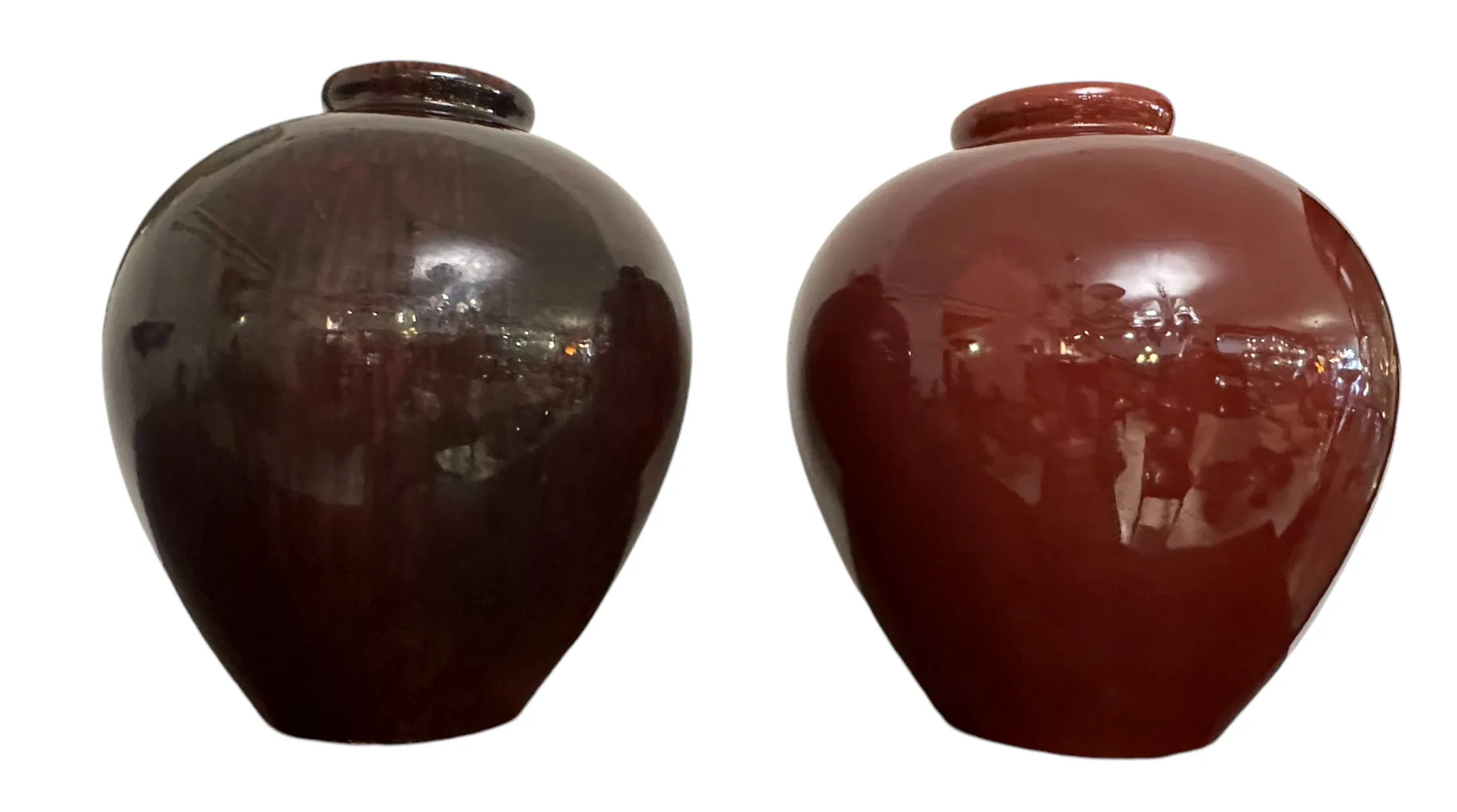 dos jarras de cerámica antigua con acabados brillantes en tonos oscuros, decorativas