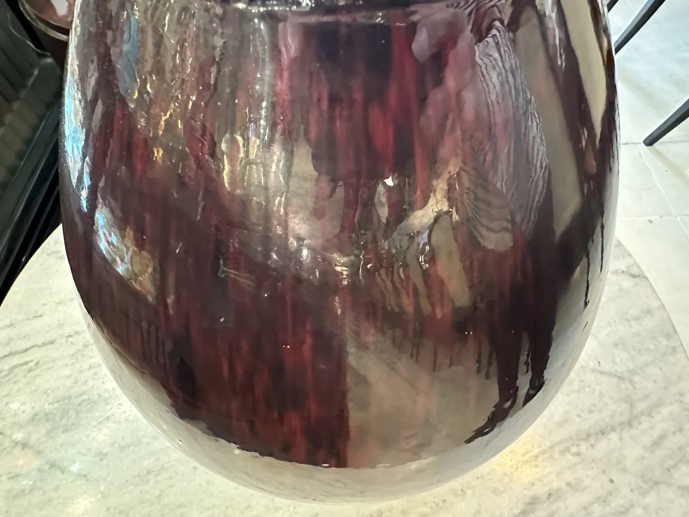 Céramique antique brillante avec des reflets colorés et fond propre