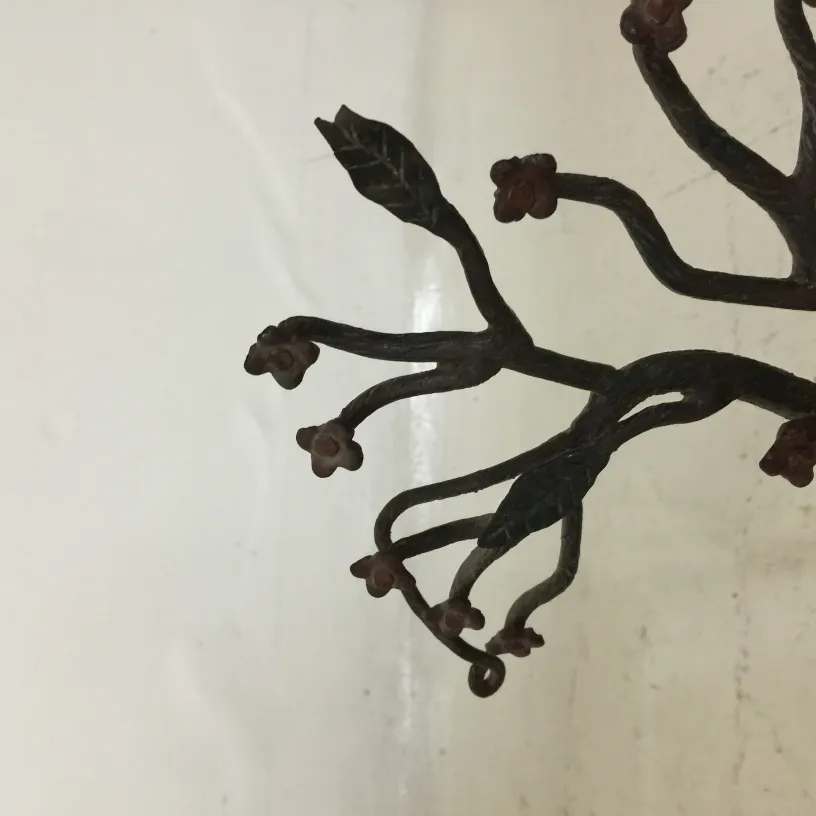 装飾的な枝と花を持つ古代の彫刻